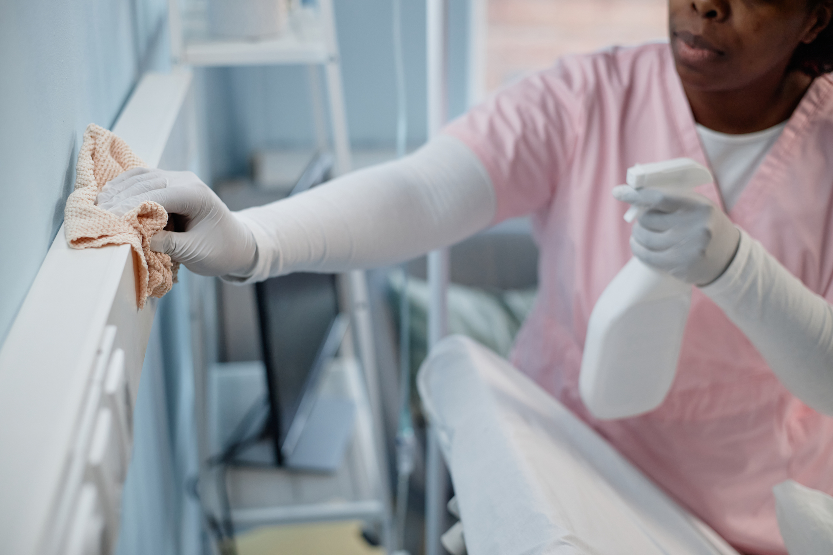 Profesionales de limpieza de oficinas en Madrid desinfectando escritorios y espacios comunes en un entorno empresarial